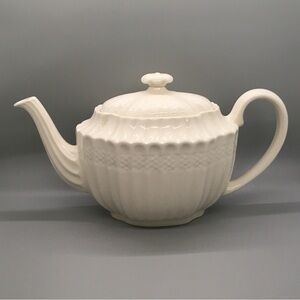 Spode “Chelsea Wicker” Porcelain Teapot cream color basket weave scalloped